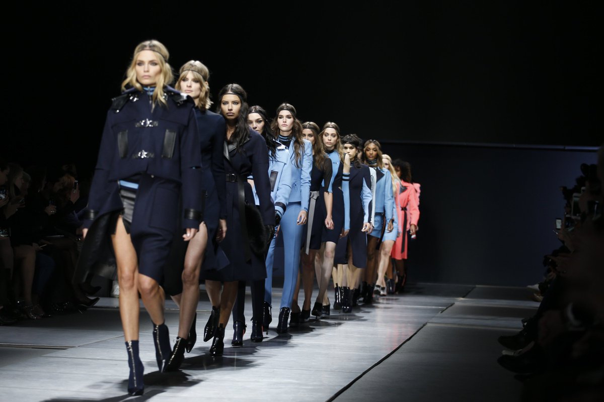 newsadrianalima's tweet photo. #NEW - Adriana for Versace Fall Winter 2016 #MFW https://t.co/umKKEZqA35