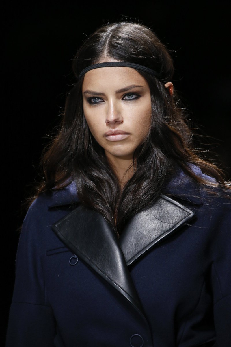 newsadrianalima's tweet photo. #NEW - Adriana for Versace Fall Winter 2016 #MFW https://t.co/umKKEZqA35