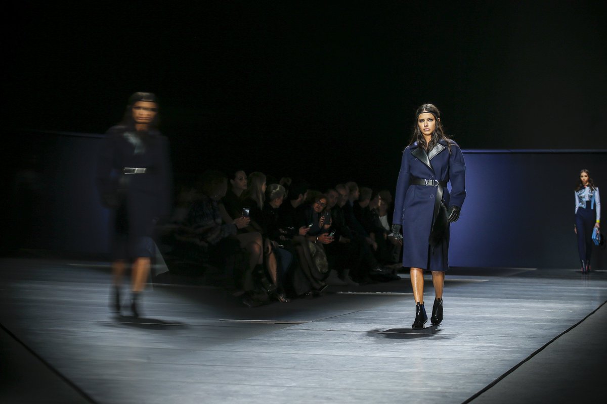newsadrianalima's tweet photo. #NEW - Adriana for Versace Fall Winter 2016 #MFW https://t.co/umKKEZqA35