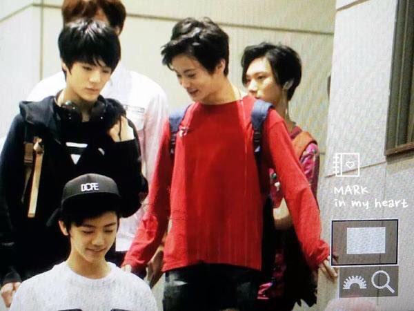 MARKJENOLANDTH's tweet photo. [PIC] ยืนข้างกันด้วยย 😘 cr : Mark in my heart #MarkNo #SMROOKIES #NCT https://t.co/s0qTKMFGbC