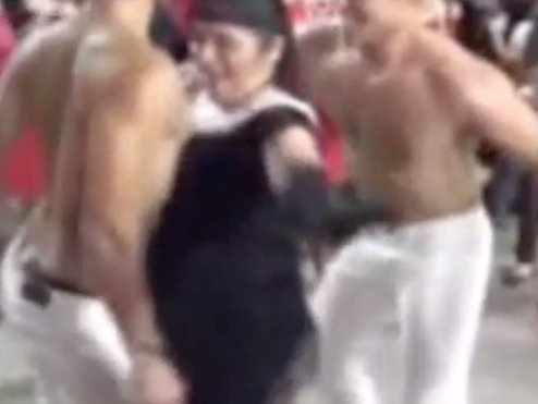 MagazineSEMX's tweet photo. Alcaldesa de Tabasco es grabada mientras baila con dos strippers en un evento público https://t.co/yXzcVY7GMC https://t.co/tvQU6Z7gCE