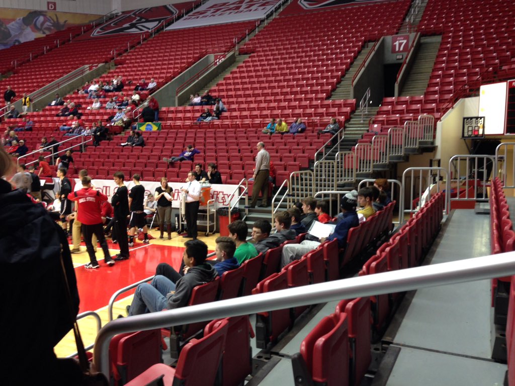 onlygara's tweet photo. Men's @cathedralvball program @ #BSU tonight. 👍🏻#coachlow #irishindahouse https://t.co/Df2dxmzg9T
