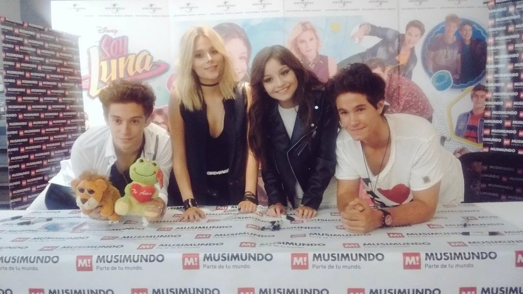 OFCkarolsevilla's tweet photo. @karolsevilla INCREÍBLES PERSONAS 👏👏 gracias por hacer pasar un lindo momento a todas las fans, muy lindo dia ❤ https://t.co/75L3ejx0Ri