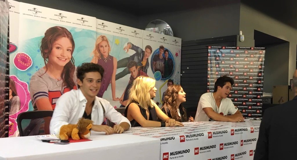 OFCkarolsevilla's tweet photo. @karolsevilla INCREÍBLES PERSONAS 👏👏 gracias por hacer pasar un lindo momento a todas las fans, muy lindo dia ❤ https://t.co/75L3ejx0Ri