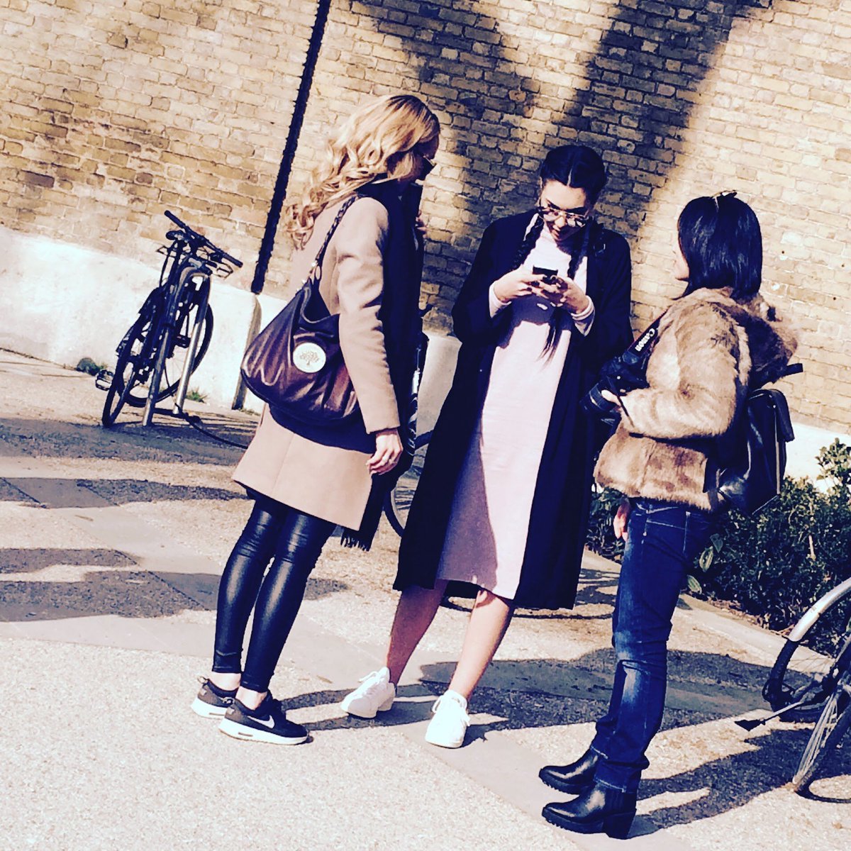 protisedi's tweet photo. London Fashion Weekend! Foto pro #protisedi: Denisa Dlabova #pyxismedia https://t.co/CvCqFaz6Q2