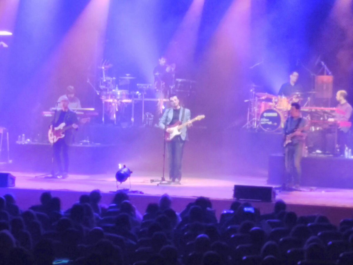 MedialdeaMarta's tweet photo. ¡Espectacular tributo a los Dire Straits en @pcongresosgrx!. Sois increíbles @bROTHERSiNbAND1 ¡Enhorabuena! #Granada https://t.co/AIIyTy1pY4