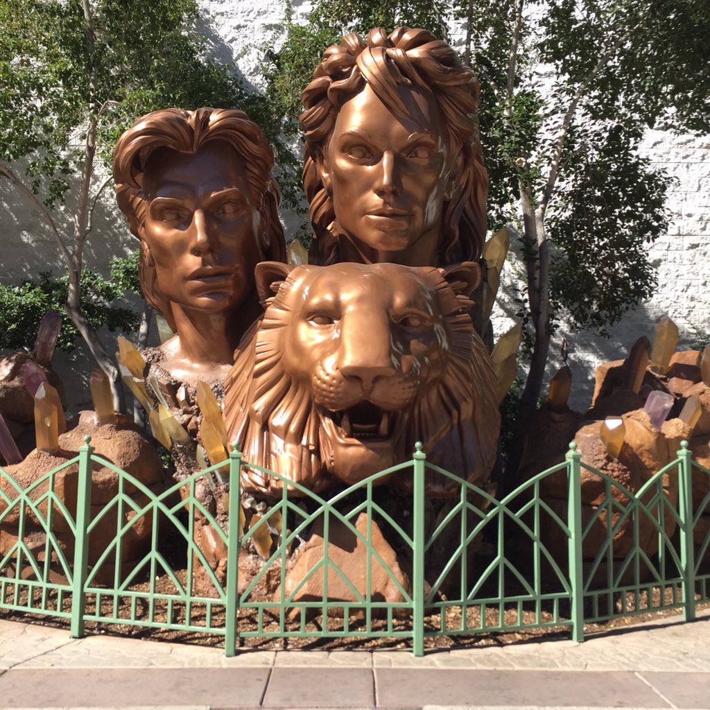 Waspishere's tweet photo. In kitsch we trust #LasVegas https://t.co/zGYx3yubiN