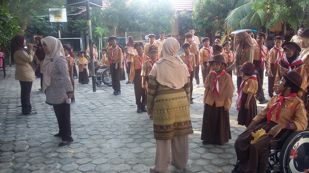SLBTunasBangsa's tweet photo. Sabtu ceria...diawali dengan Pramuka lalu games konsentrasi...semangatt https://t.co/q1G15QGseS