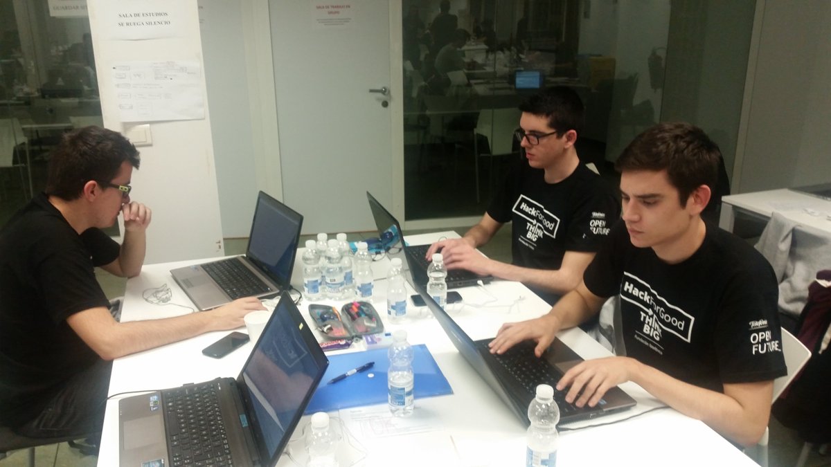 UA_4YOU's tweet photo. Por aquí seguimos trabajando por un mañana mejor! #HackForGood #DontStopTheParty https://t.co/o8BfpPoTq5