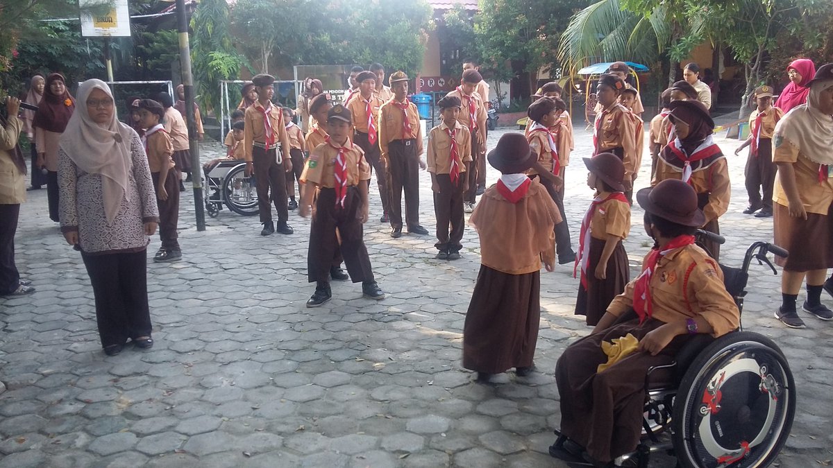 SLBTunasBangsa's tweet photo. Sabtu ceria...diawali dengan Pramuka lalu games konsentrasi...semangatt https://t.co/q1G15QGseS