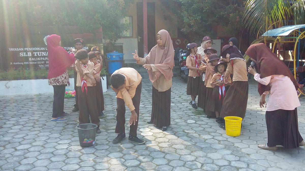 SLBTunasBangsa's tweet photo. Sabtu ceria...diawali dengan Pramuka lalu games konsentrasi...semangatt https://t.co/q1G15QGseS