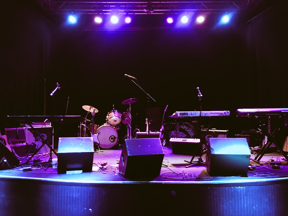 davegivan's tweet photo. Show starts real soon! Hurry up! https://t.co/vC0siBx55m