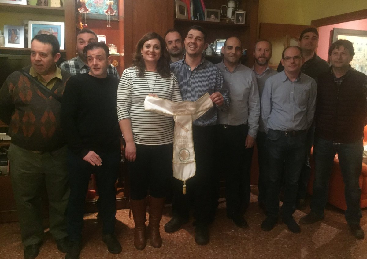 divinocostado's tweet photo. Entrega fajín #HermanaMayorDivina2016 @mapuiglo1 de manos del presidente @orti_mar y junta directiva #SomosDivinos https://t.co/G5CJDCDHFy