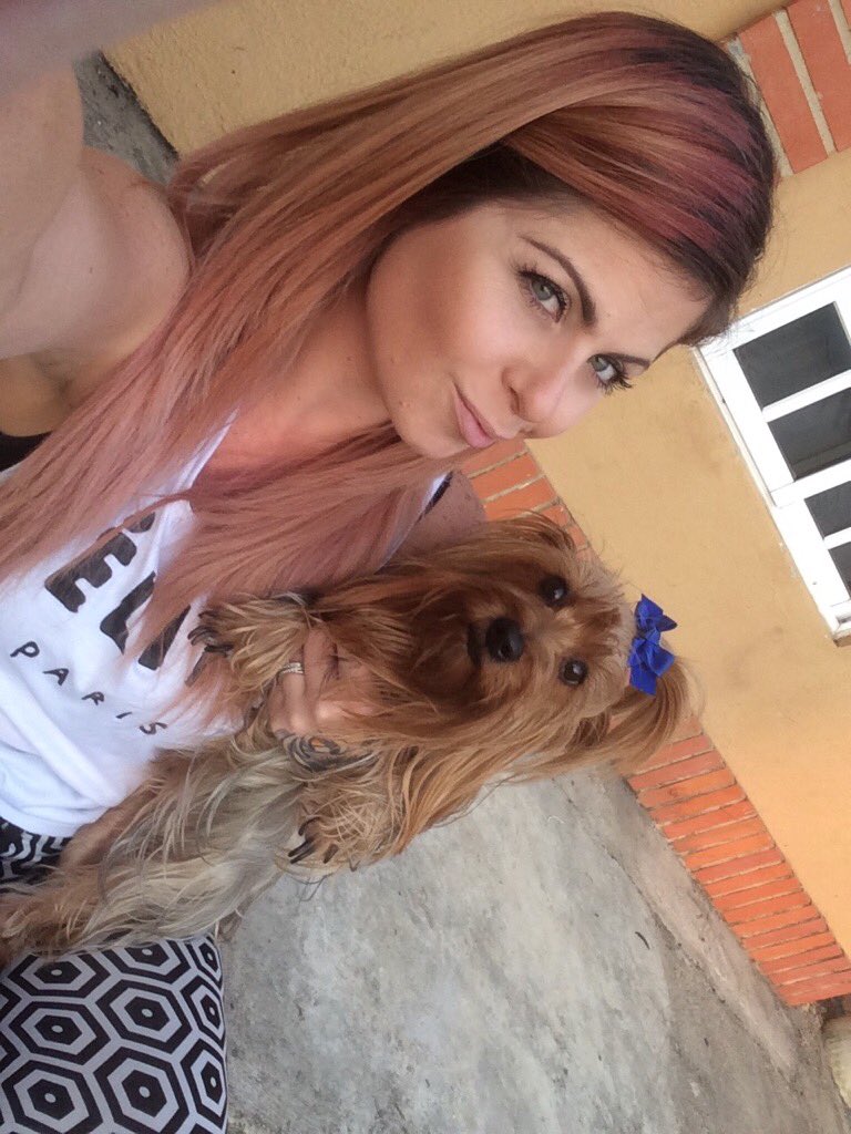 EndrinaT's tweet photo. Pink πΈπ #ColoHair #Style #SuperYiva #Mia #Yorky #Yorshire #BuΓiΓa #DelTiTi πΆπ
#BesitosExplosivos #GoodNight π https://t.co/URJBkpEx4C