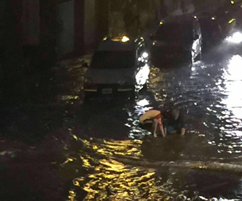 radio_dos's tweet photo. Más imágenes del jefe comunal capitalino colaborando en la limpieza de desagües pluviales durante la lluvia https://t.co/kfaGAyRO3W