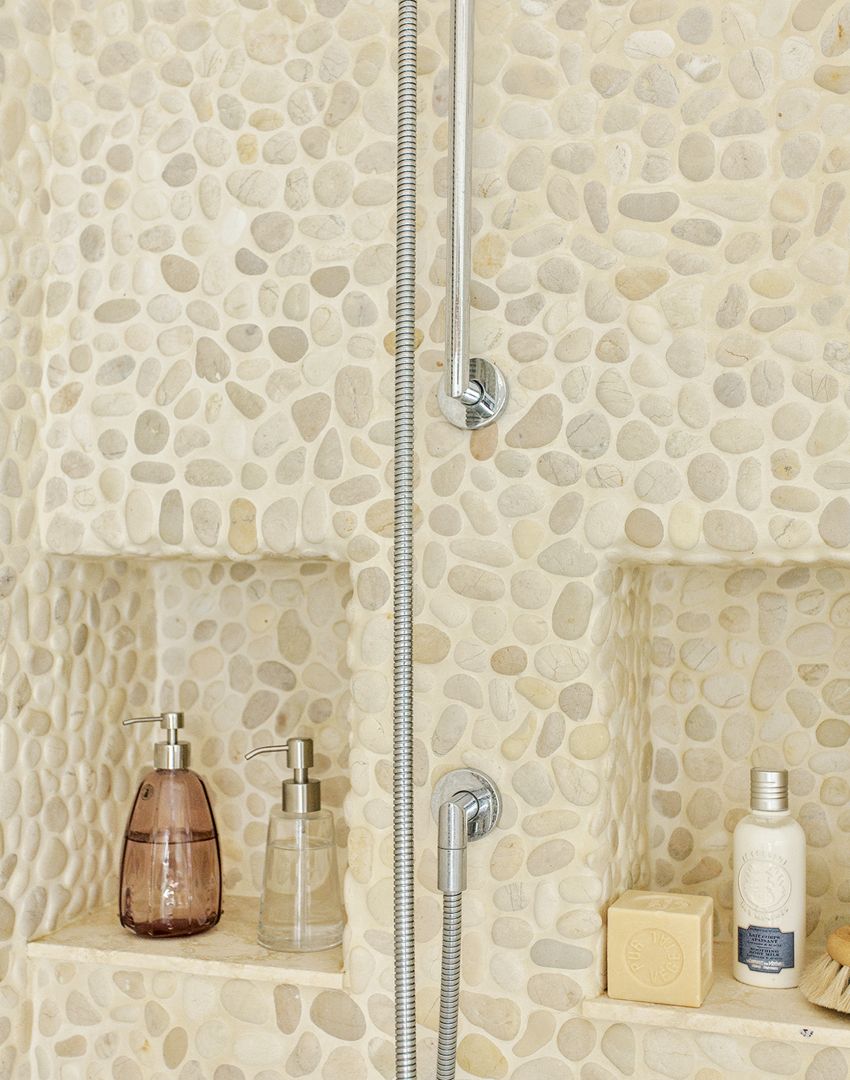 theROOMedit's tweet photo. Go au naturel in the bathroom with a pebble-tiled shower! Love it? Shop the look here: https://t.co/tlTq0ndcfP https://t.co/fPoDaO3Geg