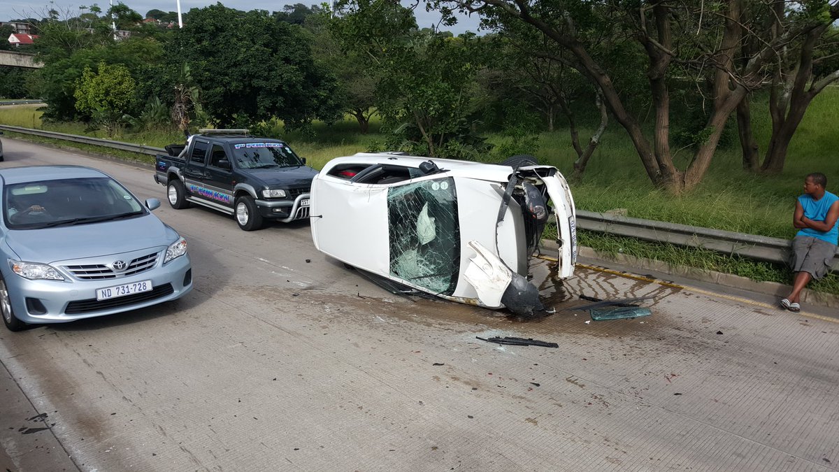 EMTFireFighter's tweet photo. @jvbtrafficguy @FatalMoves @ECR_Newswatch @_ArriveAlive Serious MVC umbilo arterial.1 patient with serious injuries https://t.co/b9np3V2ASl