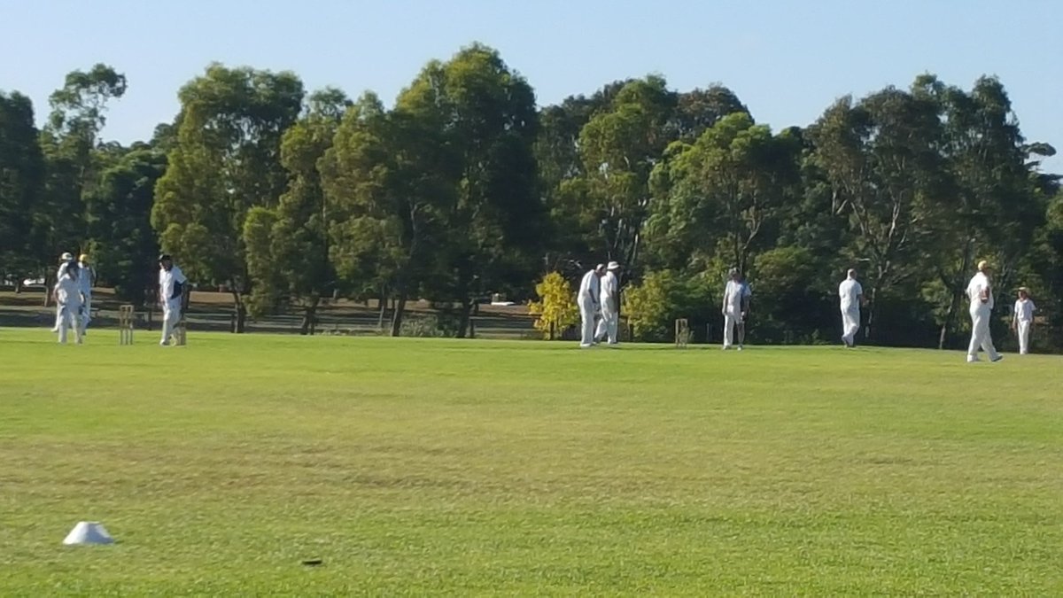 Props to <a href="/CludenCricket/">Cluden Cricket Club</a> clapping Louie out on his way to the crease.  #greatsportsmanship 👏👏👏