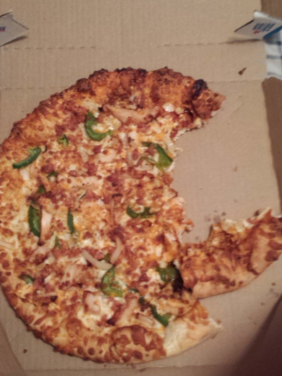 BhannRyan's tweet photo. 1st time ordering from @DominosCanada  and I get home to find that the employees there couldn't even cut the pizza https://t.co/qIcz62cj8T