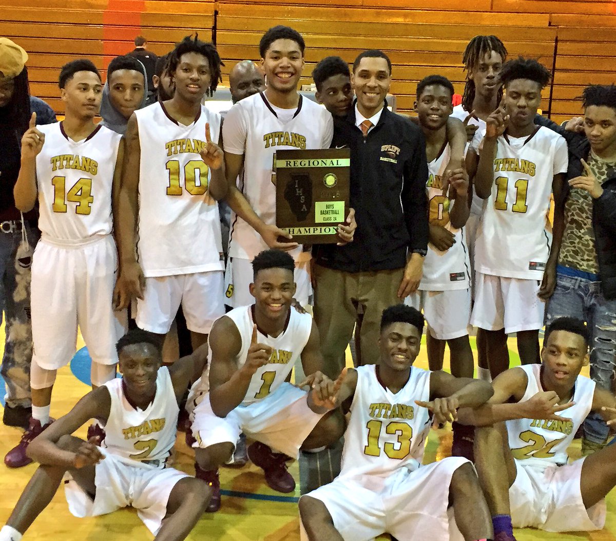 BallisLifeCHI's tweet photo. 9th grade Davarion Jacobs 21p, 11th grade Demarius Jacobs 19p as Chicago Uplift wins 2A regional final 77-44 https://t.co/Blqxxth5vF