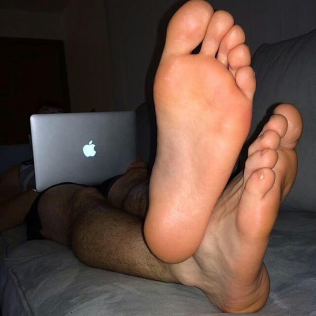 CarlosQuesochea's tweet photo. #pies #feet #piesdehombres #malefeet #piesdescalzos #barefoot https://t.co/SZLFe9qUq9