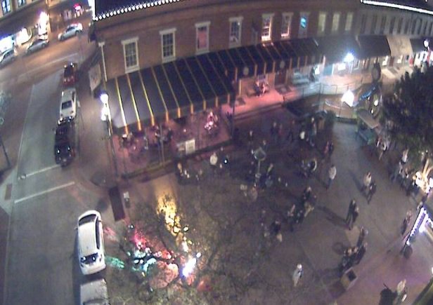 SAVANNAH CAMS: Chilly night in downtown #Savannah, City Market. Lows to the low to mid 30s. savannahcams.com
