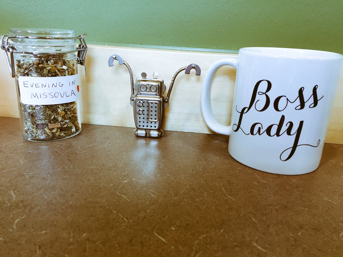 ClaireDeBerg's tweet photo. I launched a #newbiz and my #leadwriter @stina_kc gave the perfect #startup gift. #bosslady #goodfriend #robot #tea https://t.co/0NW3TbikHn