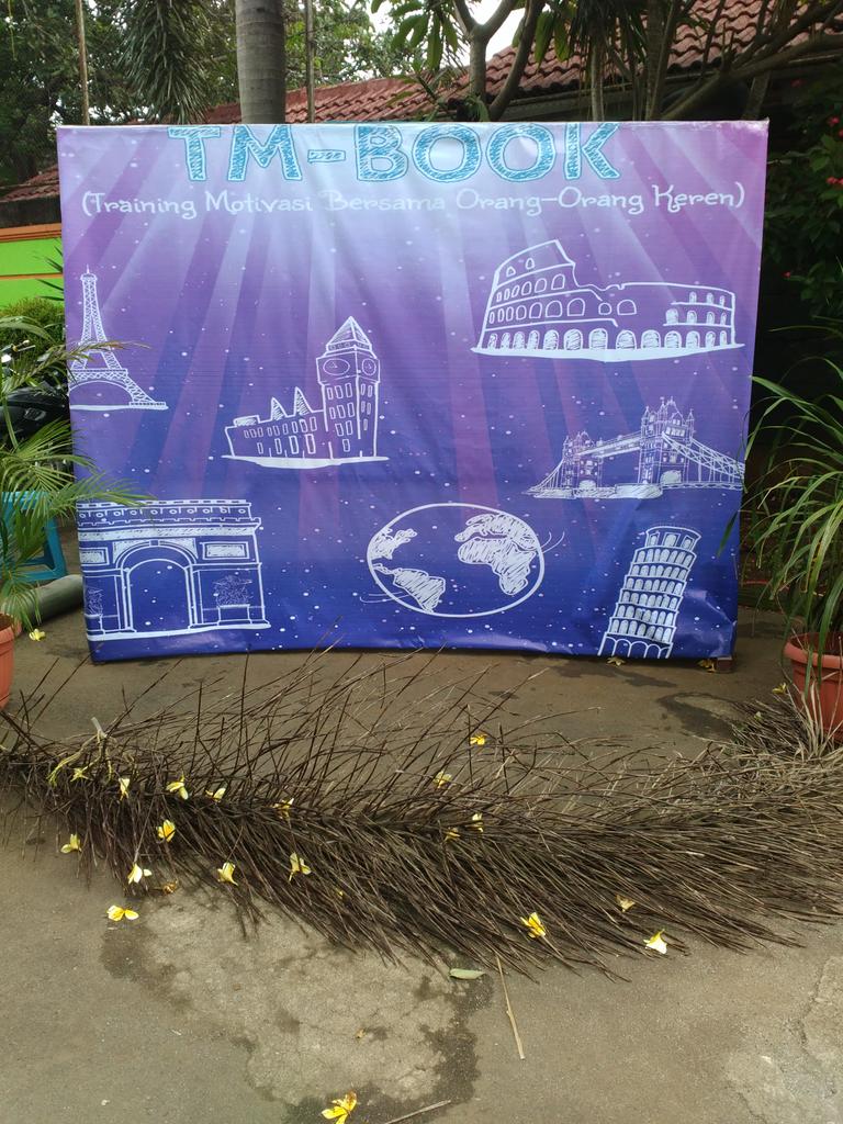 isc_14's tweet photo. Ini dia photobooth TM-BOOK nya nih buat teman-teman yang mau bereksis ria😋 https://t.co/QG35qloEy3
