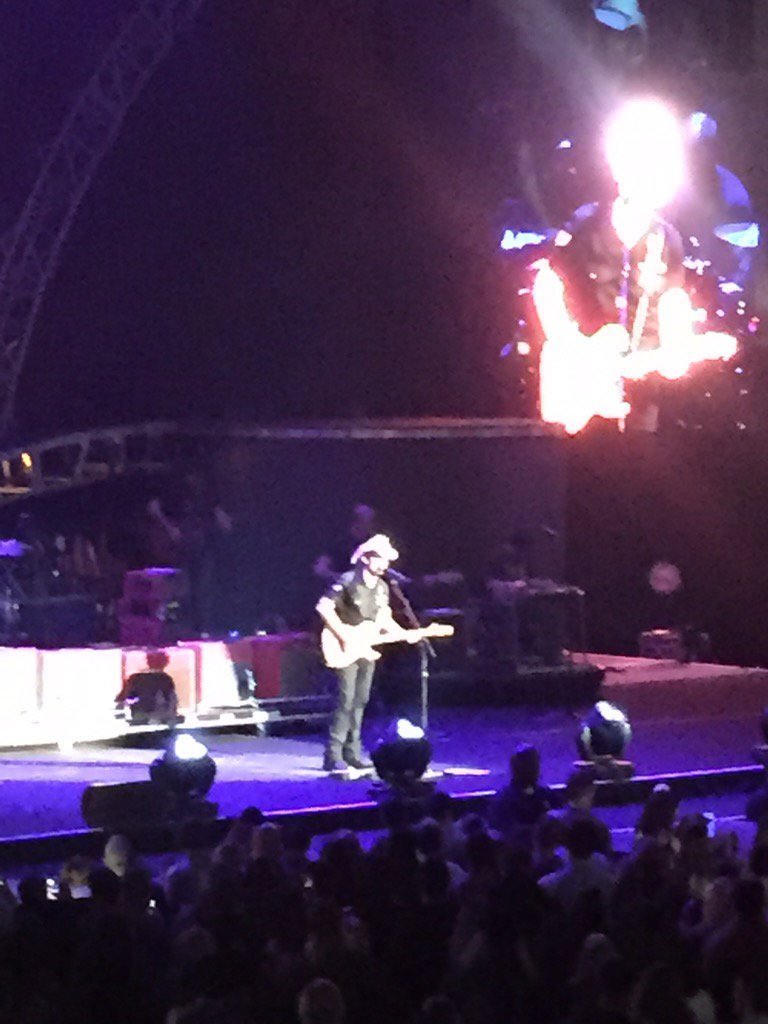 SunloverABC's tweet image. Thanks for the little moments @BradPaisley 
#Springpatch