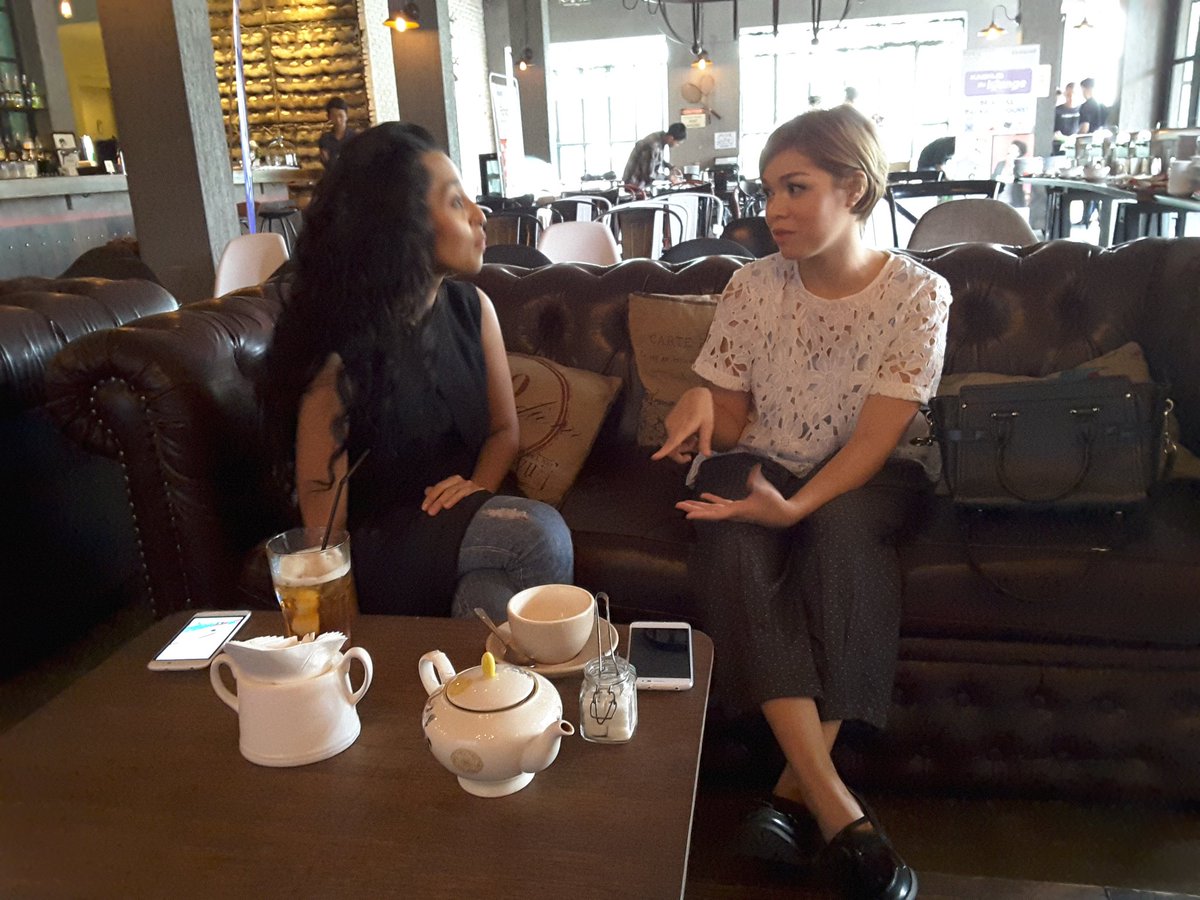 coolpad_ID's tweet photo. Mbak @ShafiraUmm & Mbak @mamaofsnow udah dateng di tkp @kaskus #KTLCoolpad #BeCoolBeFancy nih π https://t.co/jnQGICvZiy