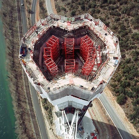 Prontubeam's tweet photo. Magnífica vista aérea de la #construcción de una pila en el Viaducto Millau, Francia.

vía Engineering Discoveries https://t.co/mtQtrcsdmF