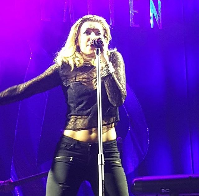 stand_byRachel's tweet photo. @RachelPlatten on stage tonight! #WildfireDallas #WildfireTour https://t.co/hHgXVpFPvO