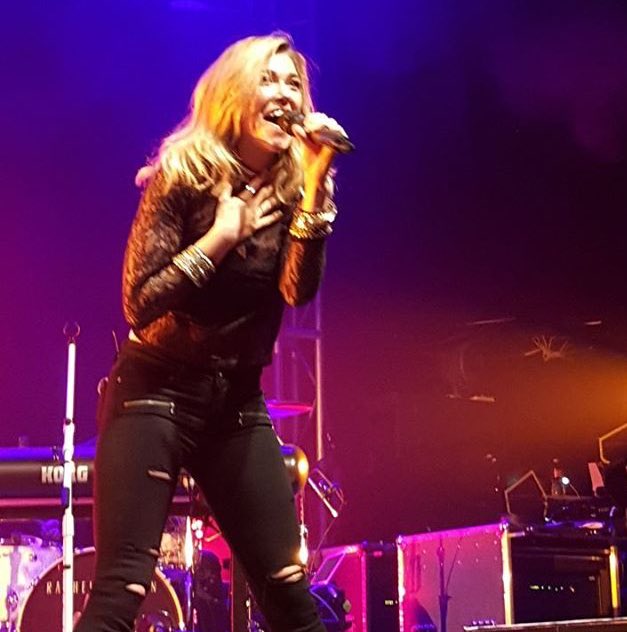 stand_byRachel's tweet photo. @RachelPlatten on stage tonight! #WildfireDallas #WildfireTour https://t.co/hHgXVpFPvO