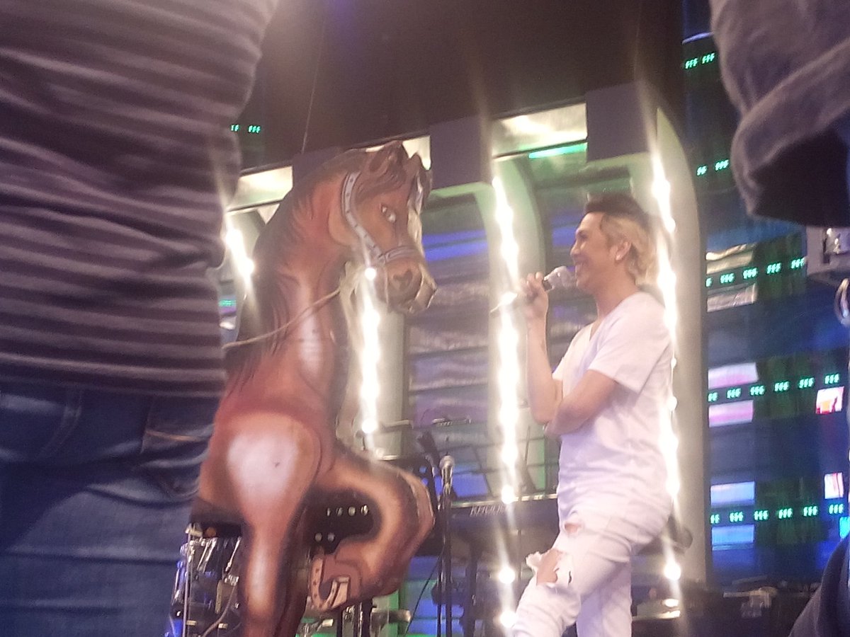 itsShowtimeNa's tweet photo. Iba talaga ang lukso ng dugo. Hahaha #ShowtimeSugodSabado https://t.co/WjIMr1OjAT