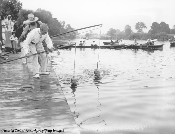 dedak7890's tweet photo. pelajaran berenang di Thames , 1906 https://t.co/IGBsFeEERQ