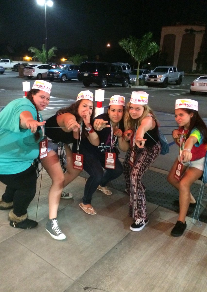 1994whitesides's tweet photo. take me back to vidcon😩❤️ i miss you guys so much 
@alidabean95 https://t.co/wwIJj1QC6v