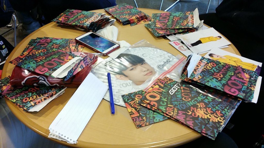 Hit_it852's tweet photo. これから写真の場所で予約されたスローガンセットの受け取りができます。少量でも販売も行います^^!💕 https://t.co/OOzYBYanlR