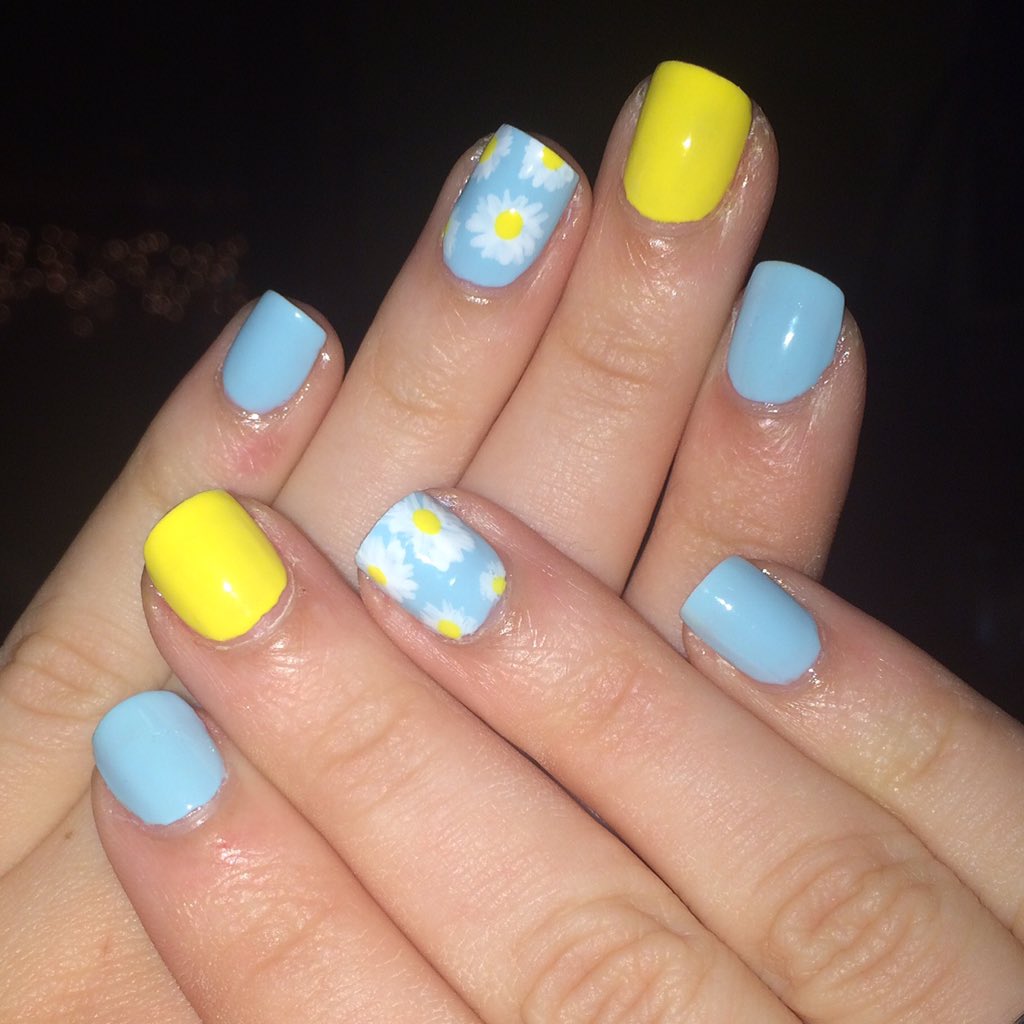 nailsbyhan1's tweet image. #daisynails #nails #mani #NailArt #naildesigns