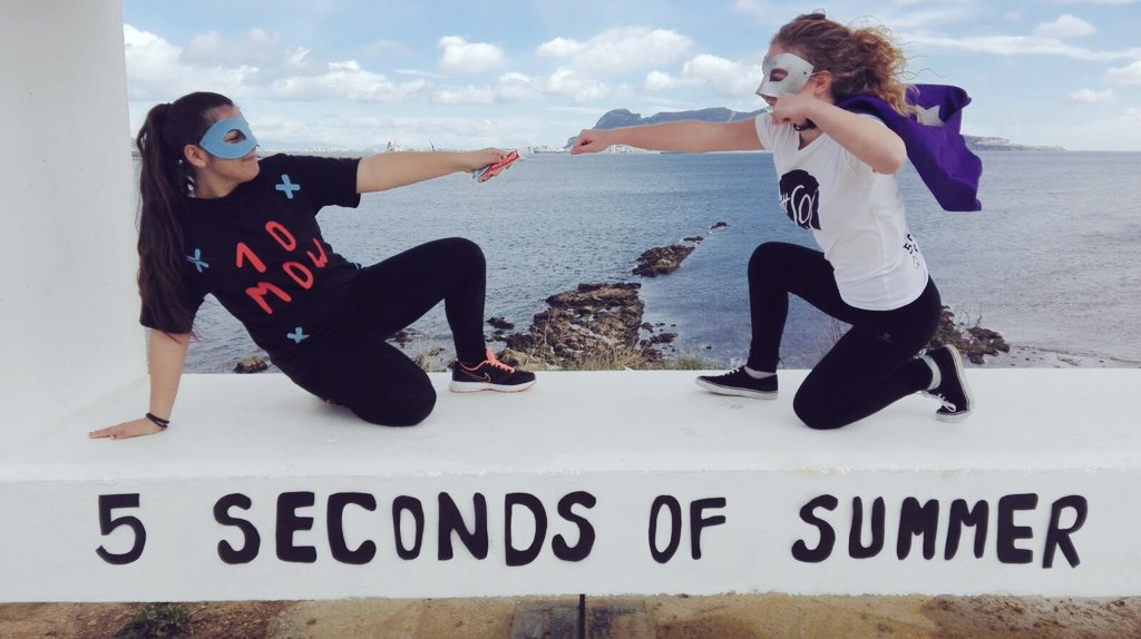 evitruski's tweet photo. Super 5SOS luchando contra su rival "10 minutes of Winter" por unos dientes limpios🙌 #5SOSFanMad @LiveNationES @5sos https://t.co/tbHfBAjSaK
