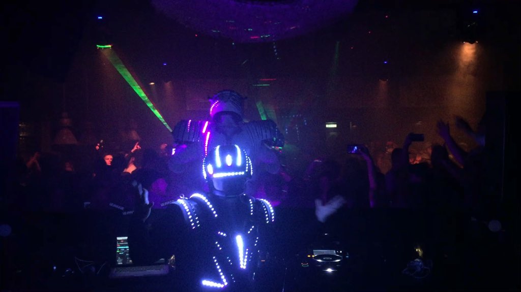 ibizaislanders's tweet photo. #ibizafuckingisland #ibiza Craaaaaaazy Night!!! #thexworld #electronicmonkeyz #youngrebelz https://t.co/6YEWYxu6nl