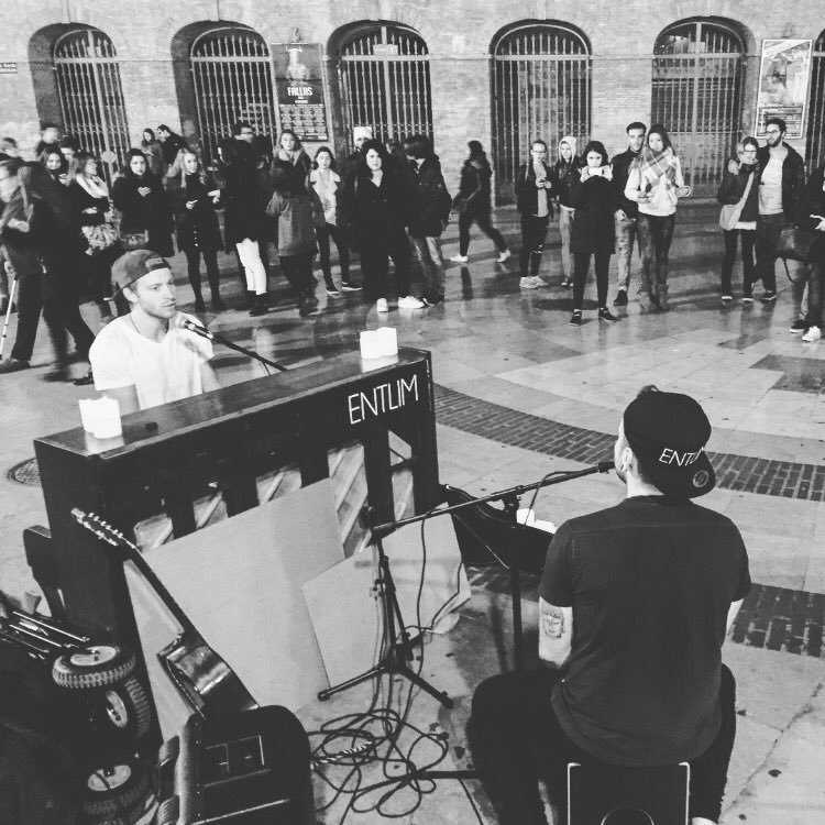 entlimmusic's tweet photo. Played a late night set at the bullring in Valencia! #entlimontour #entlimmusic #spain #valencia #music #busking https://t.co/UIKSloQr77