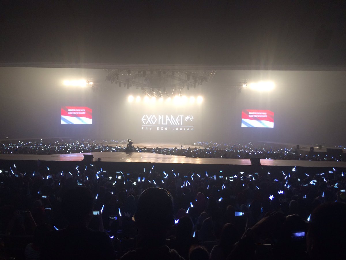 mecimapro's tweet photo. Sebelum mulai konsernya,kita nyanyikan lagu kebangsaan "Indonesia Raya" terlebih dahulu. Selamat menyaksikan EXO-L! https://t.co/jCDfonTNEc