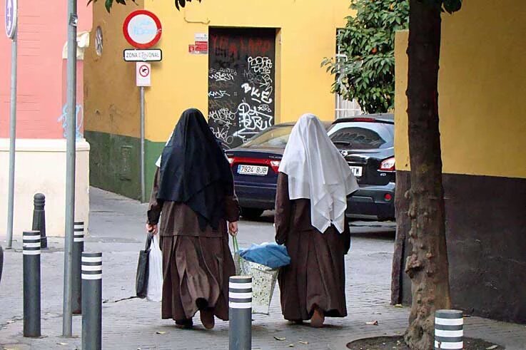 JosAntonioNez's tweet photo. Entre casa de enfermo y casa de enfermo a ellas no les da tiempo a mirar el nombre de las calles... https://t.co/fsIi3slIuz