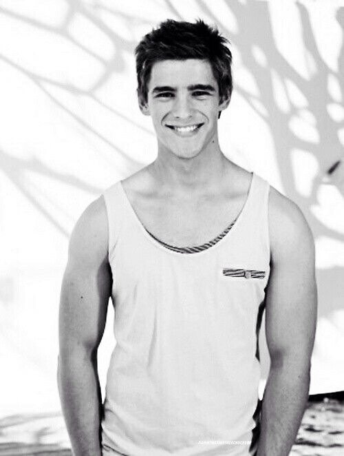 pearlinyferrer's tweet photo. @brentonthwaites ❤️😍 https://t.co/nyhXzLUHGU