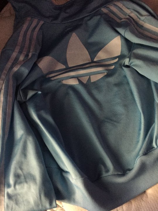 Kixify's tweet photo. What COLOR is this Jacket? RETWEET if you see White/Blue.  LIKE is you see Black/Brown. Not this again! https://t.co/GcpA2yRXZO