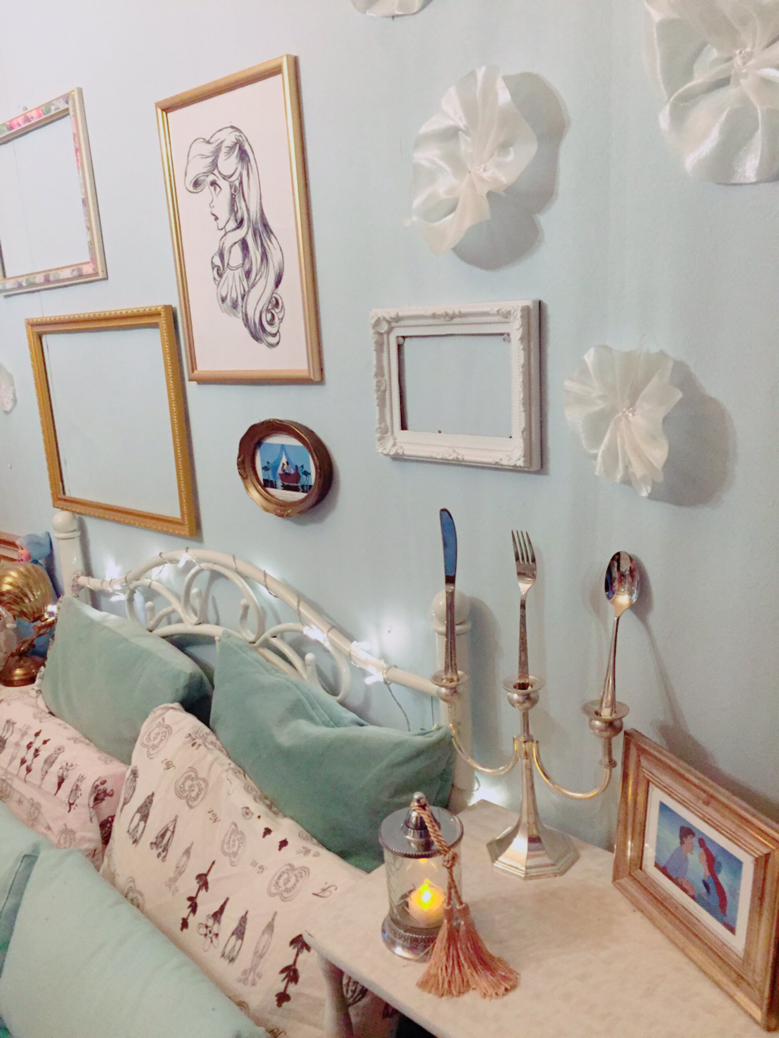 倉田夏実 No Twitter アリエルルーム アリエルが秘密基地に 飾ってるキャンドルにナイフとフォークとスプーンが刺さってるやつw パートオブユアワールド歌ってる時ににでてくるよ ぼくのわたしのトイルーム T Co Yzo5vmlrwh