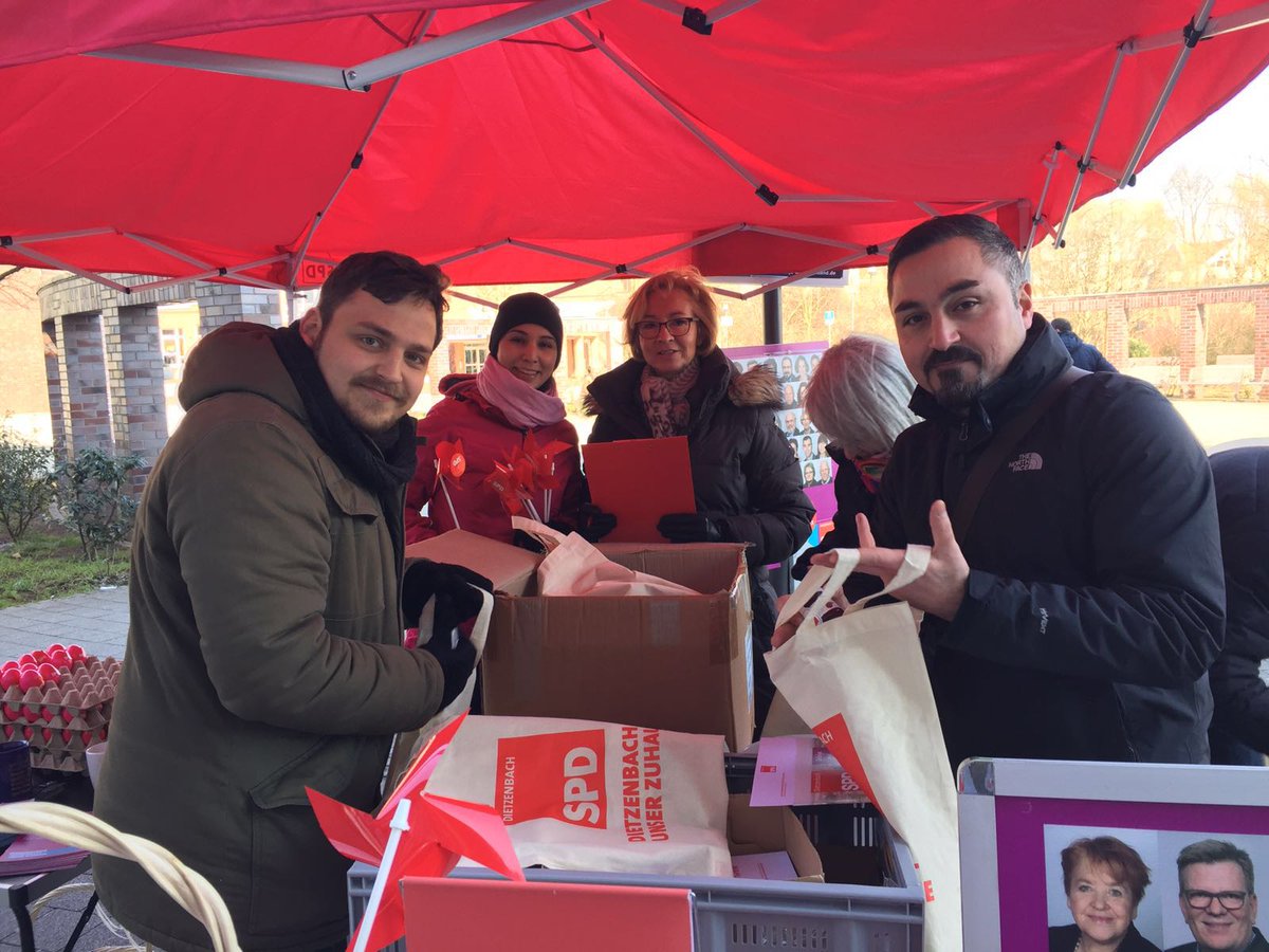 JusosDtzb's tweet photo. Niemand baut so geile Tüten wie die #SPD. #Kommunalwahl #Dietzenbach https://t.co/Yv1vkaZplc
