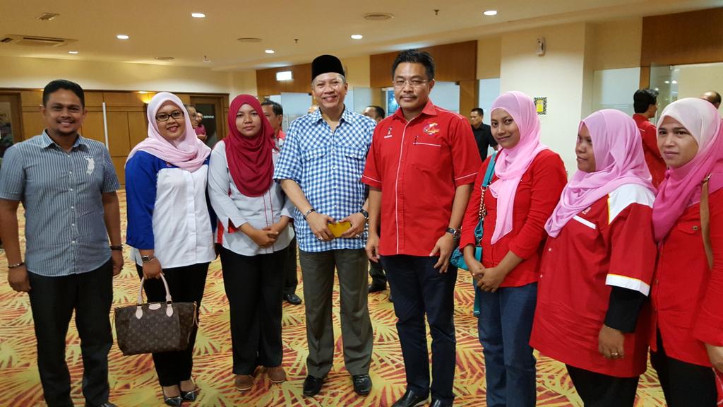 ciknurulaslina's tweet photo. Bersama YB Tan Sri Dato' Seri Panglima Hj @AnnuarMusa Ketua Penerangan UMNO Malaysia, YB DS @mohdsharkar @EllyRosli https://t.co/x0Y8XYFREK