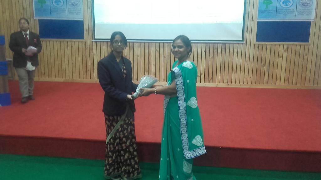 aditi_singh73's tweet photo. #Dr.meena ma'am welcoming our esteemed guest #eweek2016 @topazskit @maneeshakaushik @nenindia @WadhwaniF https://t.co/IAW4hM3UJd