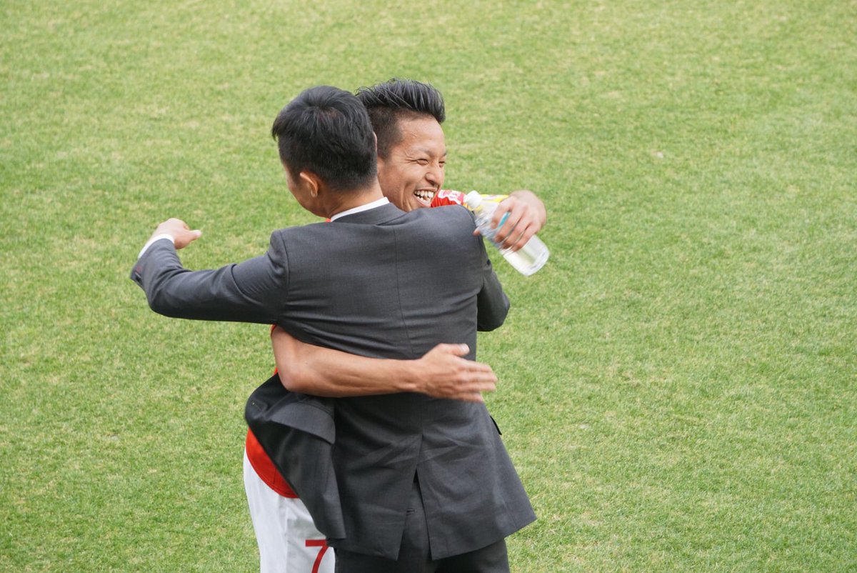 ガッツイッター 東海ラジオ على تويتر ジュビロ磐田vs 名古屋グランパスは１対０で名古屋が勝ちました 抱き合う小倉監督と田口キャプテン T Co Vufgsslsty